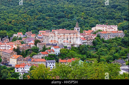 Ville historique de Bakar en vert forêt, Kvarner, Croatie Banque D'Images