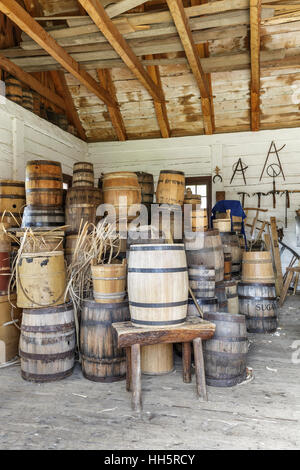 Des tonneaux de bois dans l'atelier de tonnelier. Banque D'Images