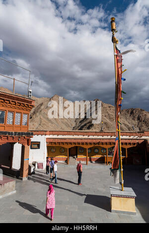 Les touristes à Hemis monastery Banque D'Images