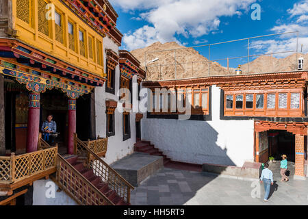 Les touristes à Hemis monastery Banque D'Images