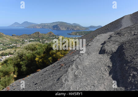 Vue de Lipari et Salina à partir de l'ascension de l'île de Vulcano Banque D'Images
