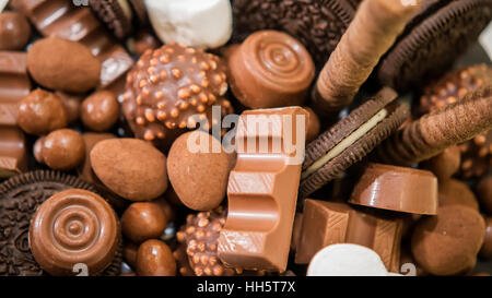 Chocolat, bonbons, et les cookies sur la table Banque D'Images