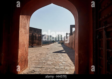 Mur de défense de Jaigarh Fort sur le haut de la colline d'aigles près de Jaipur, Rajasthan, Inde. Le fort a été construit par Jai Singh II Banque D'Images