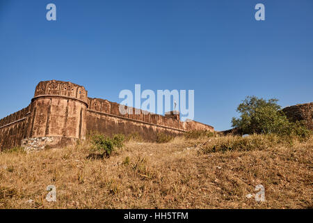 Mur de défense de Jaigarh Fort sur le haut de la colline d'aigles près de Jaipur, Rajasthan, Inde. Le fort a été construit par Jai Singh II Banque D'Images