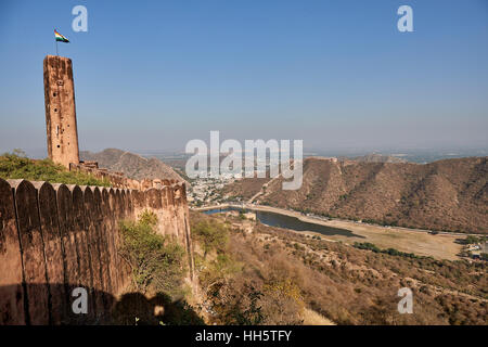 Mur de défense de Jaigarh Fort sur le haut de la colline d'aigles près de Jaipur, Rajasthan, Inde. Le fort a été construit par Jai Singh II Banque D'Images