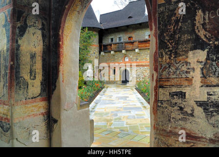 Le monastère Moldovița (Roumain : Mânăstirea Moldovița) est un monastère orthodoxe roumain situé dans la commune de Vatra Moldoviței, Suceava comté, la Moldavie, la Bucovine, Roumanie. Le monastère de Moldovița a été construite en 1532 par Petru Rareș, qui était Stefan le Grand (en roumain Ștefan cel Mare) fils illégitime. Elle a été fondée comme une barrière de protection contre les conquérants Ottomans musulmans de l'Est. Ce monastère, construit par voïvode Petru Rareș, est l'un des huit monastères dans le Nord de la Moldavie avec des fresques peintes sur les murs extérieurs. Banque D'Images