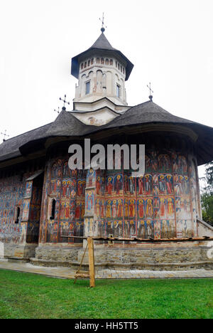 Le monastère Moldovița (Roumain : Mânăstirea Moldovița) est un monastère orthodoxe roumain situé dans la commune de Vatra Moldoviței, Suceava comté, la Moldavie, la Bucovine, Roumanie. Le monastère de Moldovița a été construite en 1532 par Petru Rareș, qui était Stefan le Grand (en roumain Ștefan cel Mare) fils illégitime. Elle a été fondée comme une barrière de protection contre les conquérants Ottomans musulmans de l'Est. Ce monastère, construit par voïvode Petru Rareș, est l'un des huit monastères dans le Nord de la Moldavie avec des fresques peintes sur les murs extérieurs. Banque D'Images