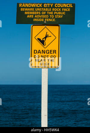 Le signe de danger - ne pas aller près du bord de la falaise Banque D'Images