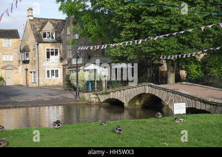 Anniversaire de la reine à Bourton-on-the-l'eau dans le sud-ouest de l'Angleterre Banque D'Images