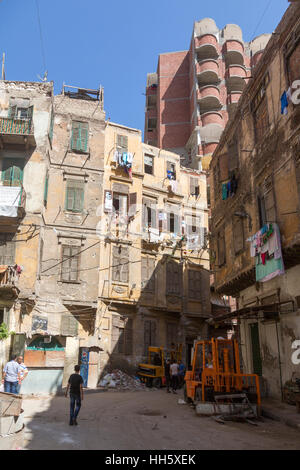 Appartement rue du vieux pâtés écrasés par de nouvelles tour moderne et au centre-ville d'Alexandrie, Egypte Banque D'Images