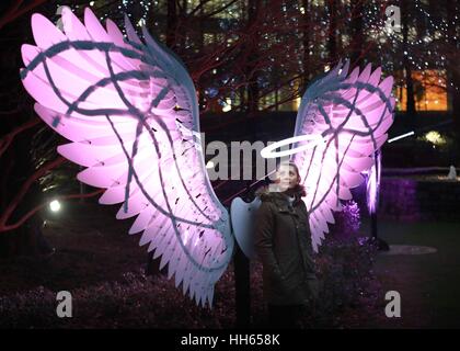 Usage éditorial uniquement. Amy Penn, 24 stands de Londres par des anges de la liberté collective par OVE illumine de Jubilee Park dans la région de Canary Wharf, London dans le cadre du festival des feux d'hiver 2017, qui s'ouvre gratuitement au public aujourd'hui et se déroule jusqu'au 27 janvier. Banque D'Images