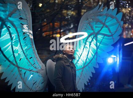 Usage éditorial uniquement. Amy Penn, 24 stands de Londres par des anges de la liberté collective par OVE illumine de Jubilee Park dans la région de Canary Wharf, London dans le cadre du festival des feux d'hiver 2017, qui s'ouvre gratuitement au public aujourd'hui et se déroule jusqu'au 27 janvier. Banque D'Images