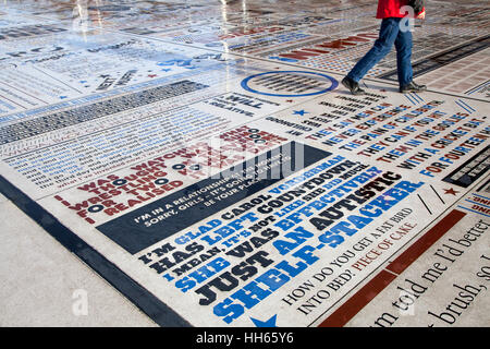 Tapis de comédie célébrant les blagues les plus drôles, citations, slogans, citations, monologues, gags, punch lines, paroles de grands noms de la bande dessinée, les artistes interprètes ou exécutants et des écrivains de la music-hall et les variétés, l'une des comédiennes et comédiens doublures & spectacle, hommage typographique à Blackpool promenade du front de mer, le Festival Tour de pointe, Lancashire, UK Banque D'Images