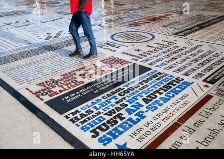 Tapis de comédie célébrant les blagues les plus drôles, citations, slogans, citations, monologues, gags, punch lines, paroles de grands noms de la bande dessinée, les artistes interprètes ou exécutants et des écrivains de la music-hall et les variétés, l'une des comédiennes et comédiens doublures & spectacle, hommage typographique à Blackpool promenade du front de mer, le Festival Tour de pointe, Lancashire, UK Banque D'Images