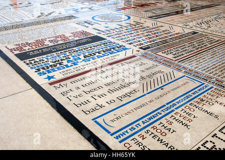 Tapis de comédie célébrant les blagues les plus drôles, citations, slogans, citations, monologues, gags, punch lines, paroles de grands noms de la bande dessinée, les artistes interprètes ou exécutants et des écrivains de la music-hall et les variétés, l'une des comédiennes et comédiens doublures & spectacle, hommage typographique à Blackpool promenade du front de mer, le Festival Tour de pointe, Lancashire, UK Banque D'Images