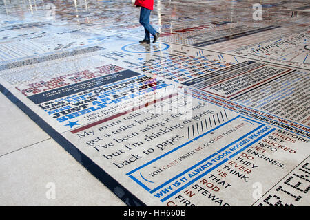 Tapis de comédie célébrant les blagues les plus drôles, citations, slogans, citations, monologues, gags, punch lines, paroles de grands noms de la bande dessinée, les artistes interprètes ou exécutants et des écrivains de la music-hall et les variétés, l'une des comédiennes et comédiens doublures & spectacle, hommage typographique à Blackpool promenade du front de mer, le Festival Tour de pointe, Lancashire, UK Banque D'Images