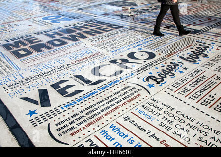 Tapis de comédie célébrant les blagues les plus drôles, citations, slogans, citations, monologues, gags, punch lines, paroles de grands noms de la bande dessinée, les artistes interprètes ou exécutants et des écrivains de la music-hall et les variétés, l'une des comédiennes et comédiens doublures & spectacle, hommage typographique à Blackpool promenade du front de mer, le Festival Tour de pointe, Lancashire, UK Banque D'Images