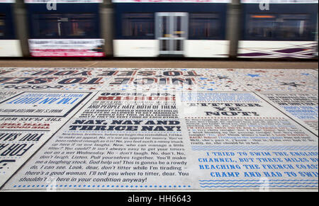 Tapis de comédie célébrant les blagues les plus drôles, citations, slogans, citations, monologues, gags, punch lines, paroles de grands noms de la bande dessinée, les artistes interprètes ou exécutants et des écrivains de la music-hall et les variétés, l'une des comédiennes et comédiens doublures & spectacle, hommage typographique à Blackpool promenade du front de mer, le Festival Tour de pointe, Lancashire, UK Banque D'Images