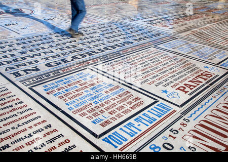 Tapis de comédie célébrant les blagues les plus drôles, citations, slogans, citations, monologues, gags, punch lines, paroles de grands noms de la bande dessinée, les artistes interprètes ou exécutants et des écrivains de la music-hall et les variétés, l'une des comédiennes et comédiens doublures & spectacle, hommage typographique à Blackpool promenade du front de mer, le Festival Tour de pointe, Lancashire, UK Banque D'Images