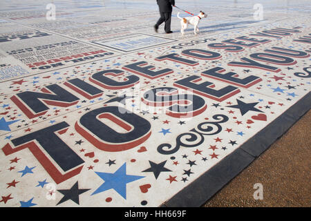 Tapis de comédie célébrant les blagues les plus drôles, citations, slogans, citations, monologues, gags, punch lines, paroles de grands noms de la bande dessinée, les artistes interprètes ou exécutants et des écrivains de la music-hall et les variétés, l'une des comédiennes et comédiens doublures & spectacle, hommage typographique à Blackpool promenade du front de mer, le Festival Tour de pointe, Lancashire, UK Banque D'Images