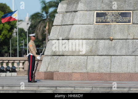 Garde côtière canadienne au monument de Jose Rizal Luneta Park. Manille, Philippines Banque D'Images