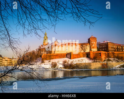 Château Royal de Wawel en hiver avec banquise sur la Vistule, Cracovie - Pologne Banque D'Images