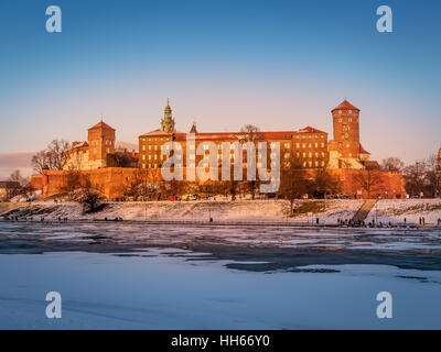 Château Royal de Wawel en hiver avec banquise sur la Vistule, Cracovie - Pologne Banque D'Images