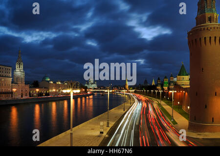 Voiture de mouvement du trafic au Kremlin remanié remblai. Vue du pont Moskvoretsky Bolchoï. Moscou, Russie Banque D'Images