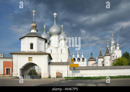 Aux portes de la place de la cathédrale au coucher du soleil. Le magnifique ensemble architectural de Rostov Kremlin, la Russie. Banque D'Images