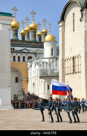 Marche de la garde d'honneur avec Kremlin Étape portant des drapeaux de la Fédération de Russie sur la place de la cathédrale au Kremlin de Moscou. La Russie Banque D'Images