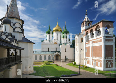 Ensemble architectural dominant de Saint Euthymius monastère sous les Cirrus. Suzdal, Russie Banque D'Images