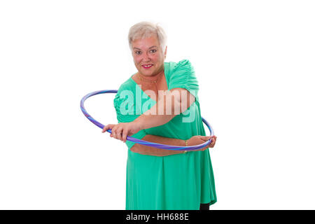 Senior lady faire gymnastic avec cerceau - isolé sur fond blanc Banque D'Images