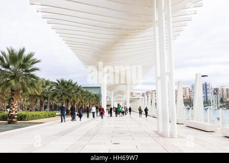 Malaga, Espagne. 18 Décembre, 2016. Les gens qui marchent le long de la structure moderne de la rive du Palmeral de las sorpresas (Malaga) port de Malaga, et Banque D'Images