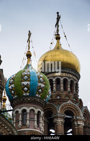 De près de l'or, de l'oignon vert et turquoise coupoles de l'église orthodoxe russe, l'église de Notre Sauveur sur le sang Banque D'Images