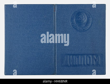 VILNIUS, LITUANIE - janvier 05, 2017 : Diplôme de l'institut de couvrir des dépenses avec stabdard- bleu simili cuir. Échantillon d'URSS document de 1982 Banque D'Images
