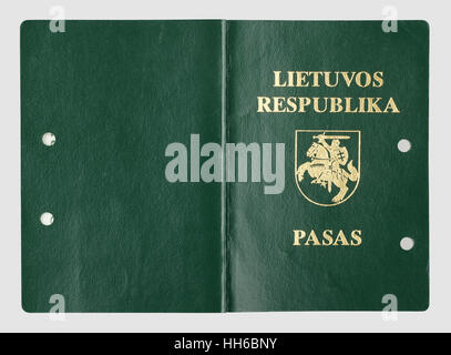 VILNIUS, LITUANIE - janvier 05, 2017 : Ancien passeport lituanien casse incorrecte couvrir Housse imitation cuir vert. Échantillon de 1993 documen Banque D'Images