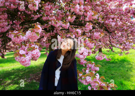 Happy young woman in Blossom Park Banque D'Images