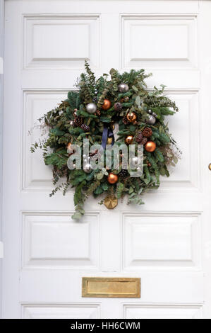 Couronne de Noël sur porte avant blanc Banque D'Images