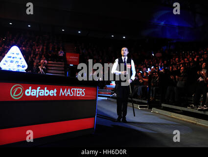 Marco Fu lors de promenades dans la troisième journée du Dafabet Masters à Alexandra Palace, Londres. Banque D'Images