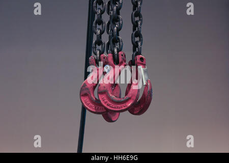 Crochets rouges sur les chaînes Banque D'Images