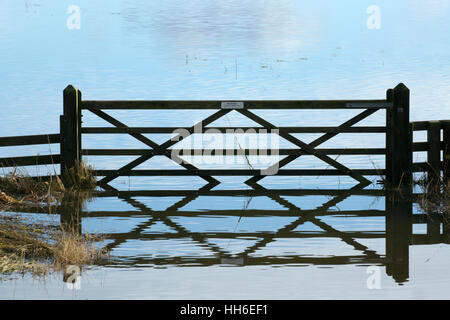 Porte d'entrée de la réserve naturelle le CLAJ inondées Norfolk après une marée Janvier Banque D'Images