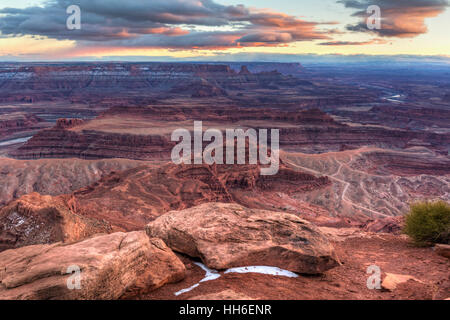 La Colorado River serpente à travers le canyonlands ci-dessous Dead Horse Point au crépuscule. Banque D'Images