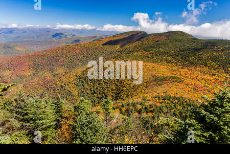 Cornell et Montagnes Wittenburg enveloppée de nuages brumeux, vu depuis un belvédère sur la montagne glisser pendant les couleurs de l'automne dans les Catskills Banque D'Images