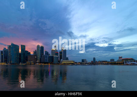 Coucher de soleil sur le quartier central des affaires de Singapour Ville par Marina Bay Banque D'Images