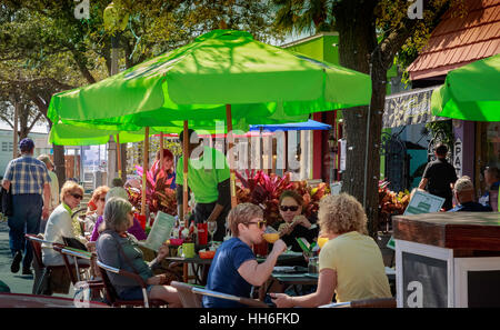 Les gens à manger un café avec terrasse dans le centre touristique de Gulfport, Florida Banque D'Images