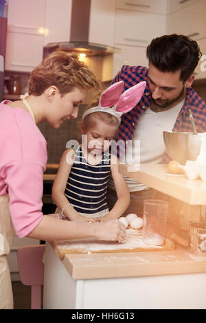 Occupé mais heureux en famille dans la cuisine Banque D'Images