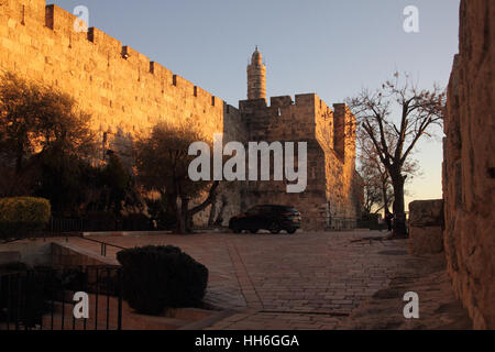 La Tour de David ou David's Citadel et les murs de la vieille ville au coucher du soleil. Vieille ville de Jérusalem, Israël. 31.12.2016 Banque D'Images