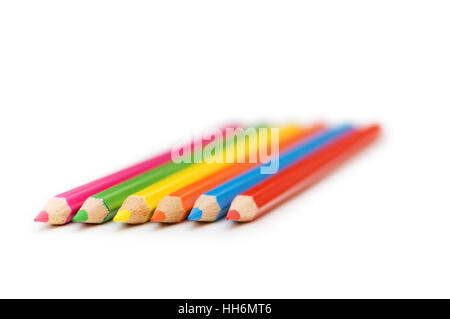 Divers crayons de couleur isolé sur le livre blanc Banque D'Images