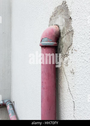 Vieux métal pour tuyau d'incendie à proximité de l'usine mur. Banque D'Images