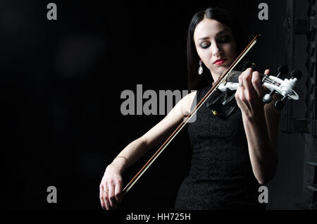 Belle femme jouant du violon Banque D'Images